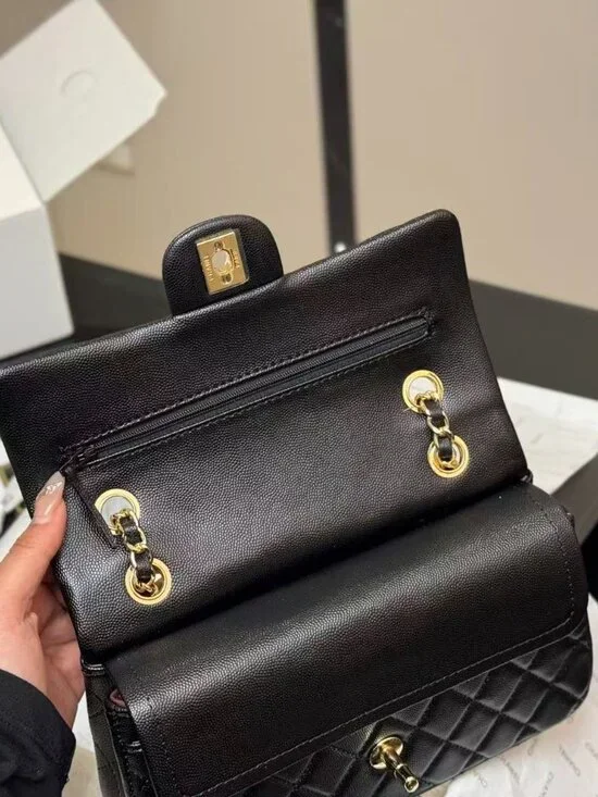 Classic CHANEL Bag: A Stylish and Versatile Choice for Elegance - Picture 3 of 6